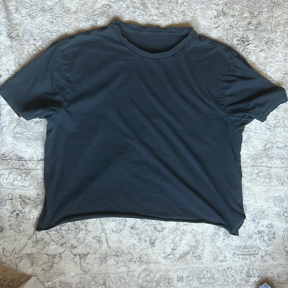 Blue cropped tee shirt.